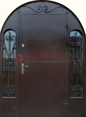 Арочная дверь со стеклом и ковкой ДА-16 под старину в Воскресенске