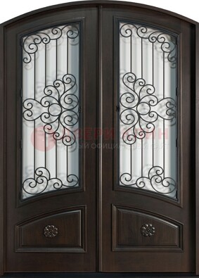 Арочная дверь со стеклом и ковкой ДА-33 в загородный дом в Воскресенске