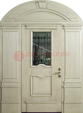 Белая входная дверь массив со стеклом и ковкой ДА-49 в Воскресенске