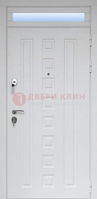 Белая металлическая дверь с фрамугой для коттеджа ДФГ-21 в Воскресенске