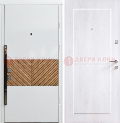 Белая железная дверь МДФ горизонтальной вставкой ДМ-265 в Воскресенске