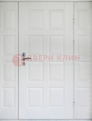 Белая входная дверь для коттеджа с МДФ ДМ-536 в Воскресенске