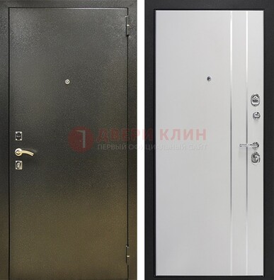 Железная темная дверь с порошковым покрытием и белая МДФ с молдингами  ДП-296 в Воскресенске