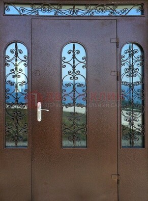 Железная парадная дверь со стеклом и ковкой ДПР-16 для общественных зданий в Воскресенске