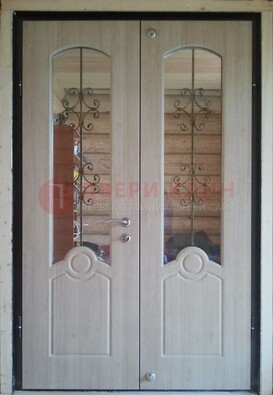 Парадная дверь со стеклянными вставками и ковкой ДПР-23 в деревянный дом в Воскресенске