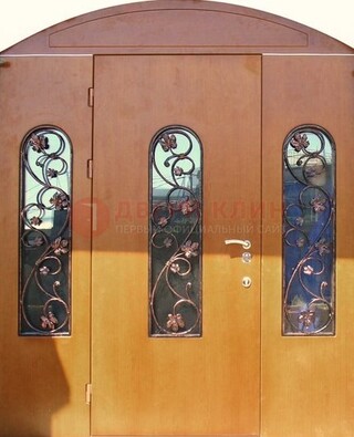 Парадная дверь со стеклянными вставками и ковкой ДПР-28 в общественное здание в Ногинске