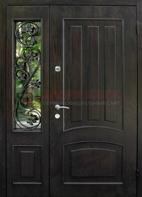 Парадная дверь со стеклянными вставками и ковкой ДПР-31 в кирпичный дом в Воскресенске