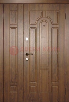Двухстворчатая коричневая парадная дверь ДПР-48 в Ногинске