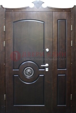 Коричневая парадная дверь с украшением ДПР-52 с утеплением в Воскресенске