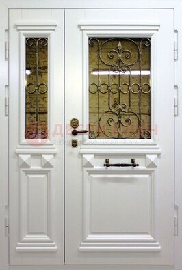 Белая парадная металлическая дверь со стеклом и ковкой ДПР-83 в Воскресенске