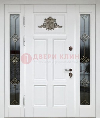 Белая входная парадная дверь со стеклом и ковкой ДПР-92 в Воскресенске