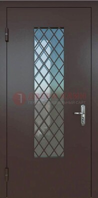 Темная металлическая дверь с решеткой и стеклом ДС-7 в Воскресенске