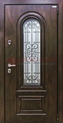 Темная филенчатая железная дверь со стеклом и ковкой ДСК-102 в Воскресенске