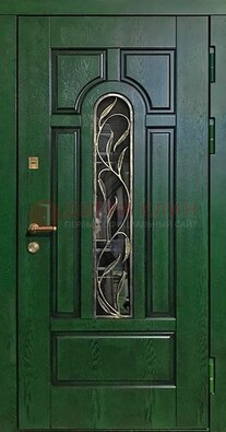 Зеленая железная дверь со стеклом и ковкой ДСК-111 в Чебоксарах
