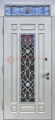 Белая железная дверь со стеклом и ковкой с верхней фрамугой ДСК-112 в Воскресенске
