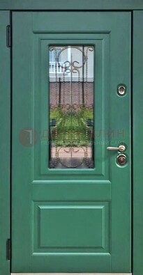Зеленая металлическая дверь со стеклом и ковкой ДСК-113 в Воскресенске