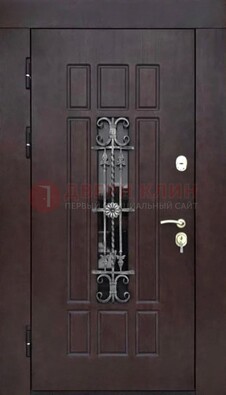 Коричневая уличная дверь со стеклом и ковкой ДСК-114 в Воскресенске