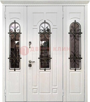 Белая распашная стальная дверь со стеклом и ковкой ДСК-125 в Воскресенске