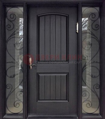 Черная уличная дверь со стеклом и ковкой фрамугами ДСК-140 в Воскресенске