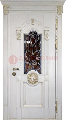 Белая железная дверь со стеклом и ковкой для кирпичного дома ДСК-155 в Воскресенске