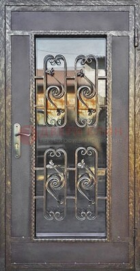 Коричневая наружная дверь порошок со стеклом и ковкой ДСК-160 в Воскресенске