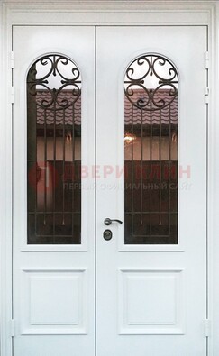 Белая стальная дверь стекло с ковкой и филенкой ДСК-201 в Воскресенске