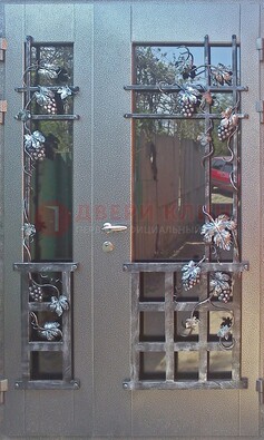 Распашная уличная дверь Порошок со стеклом и ковкой ДСК-221 в Воскресенске
