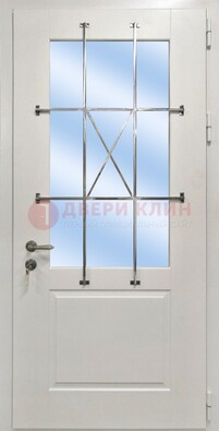 Белая простая железная дверь Винорит со стеклом и ковкой ДСК-257 в Воскресенске