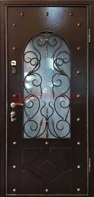 Влагостойкая дверь со стеклом и ковкой с декором ДСК-37 в Дубне