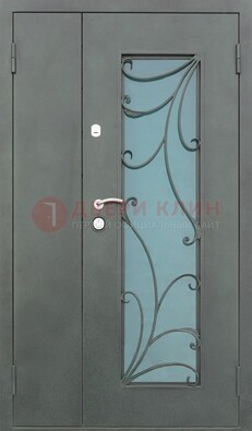 Двухстворчатая железная дверь со стеклом и ковкой ДСК-40 в Воскресенске