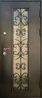 Входная дверь Дверь со стеклом и ковкой черного цвета ДСК-76 для веранды в Воскресенске
