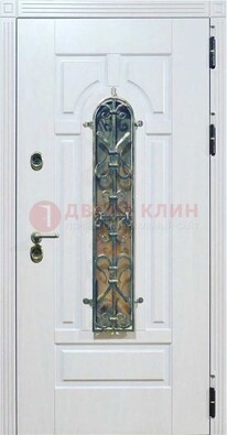 Белая остекленная металлическая дверь с ковкой ДСК-98 в Воскресенске