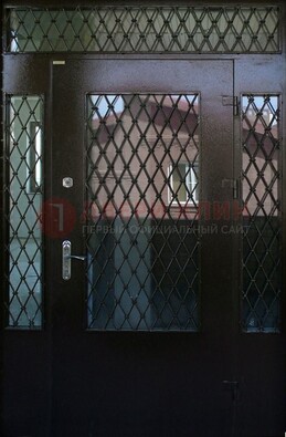 Коричневая тамбурная дверь со стеклянными вставками и ковкой ДТМ-32 в Воскресенске