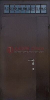 Коричневая тамбурная дверь со стеклянными вставками и ковкой ДТМ-39 в Воскресенске