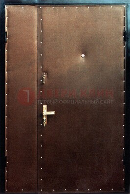 Коричневая тамбурная дверь с оформлением ДТМ-40 в Воскресенске