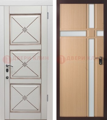 Белая уличная дверь с зеркальными вставками внутри ДЗ-94 в Воскресенске