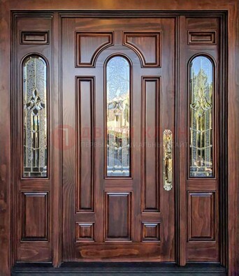 Железная классическая дверь с массивом дуба и витражом ВЖ-18 в Воскресенске