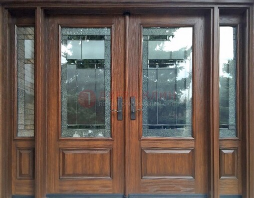 Распашная стальная дверь с массивом с витражом и фрамугами ВЖ-21 в Воскресенске