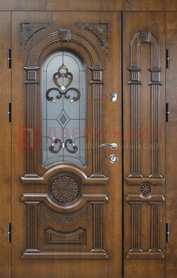 Коричневая двухстворчатая железная дверь с МДФ и витражом ВЖ-32 в Воскресенске