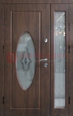 Коричневая двухстворчатая железная дверь с МДФ и витражом ВЖ-33 в Воскресенске